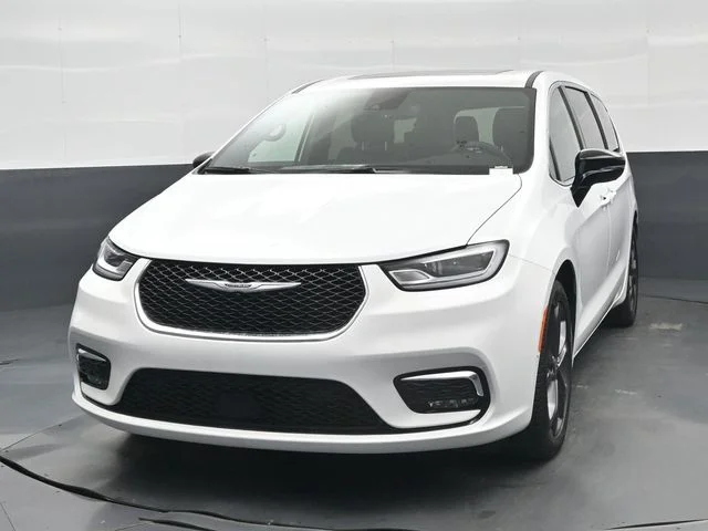New 2026 Bright White Clear-Coat Exterior Paint Chrysler Limited image 32