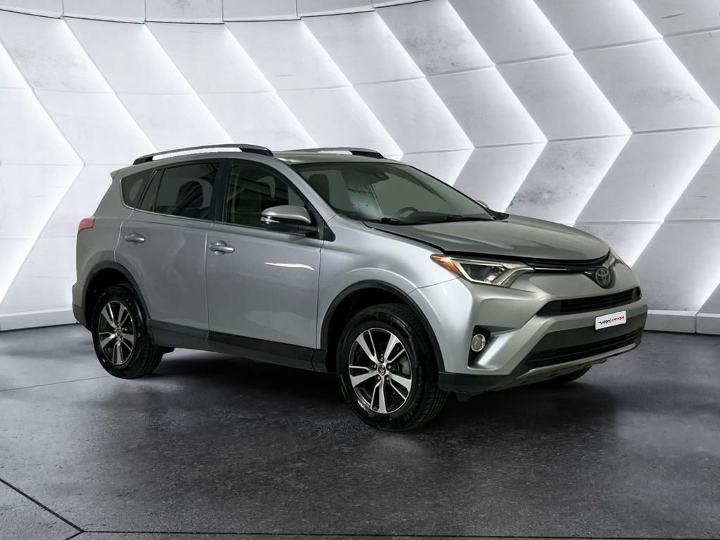 Used 2018 Silver Toyota XLE image 1