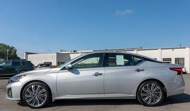 Used 2025 Silver Nissan 2.5 SL image 10