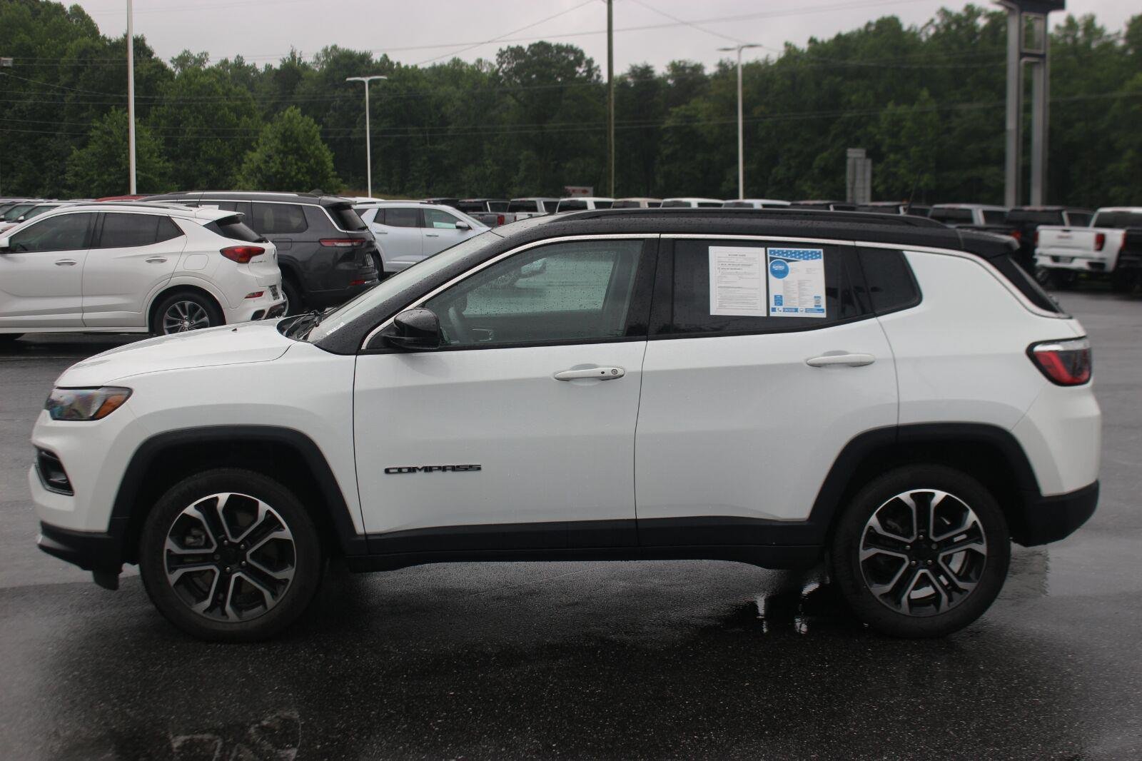 Used 2023  Jeep Limited image 4