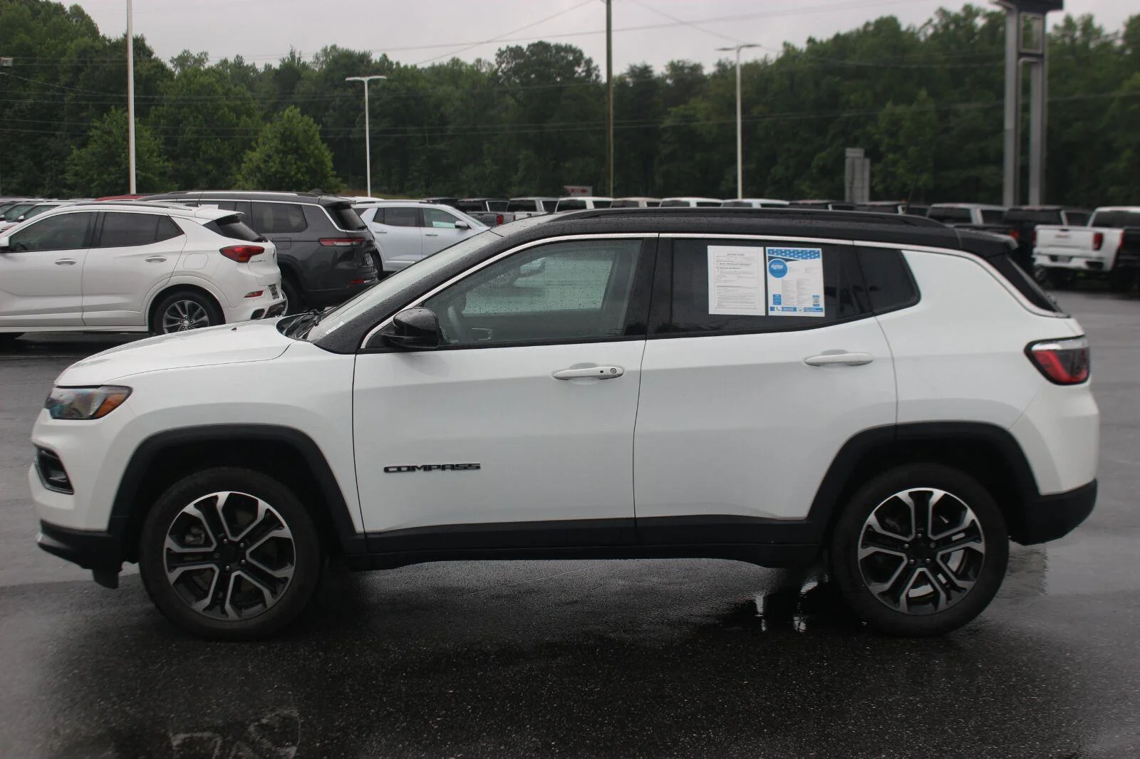 Used 2023  Jeep Limited image 4