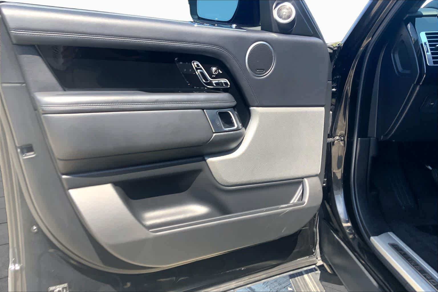 Used 2018 Santorini Black Metallic Land Rover  image 21