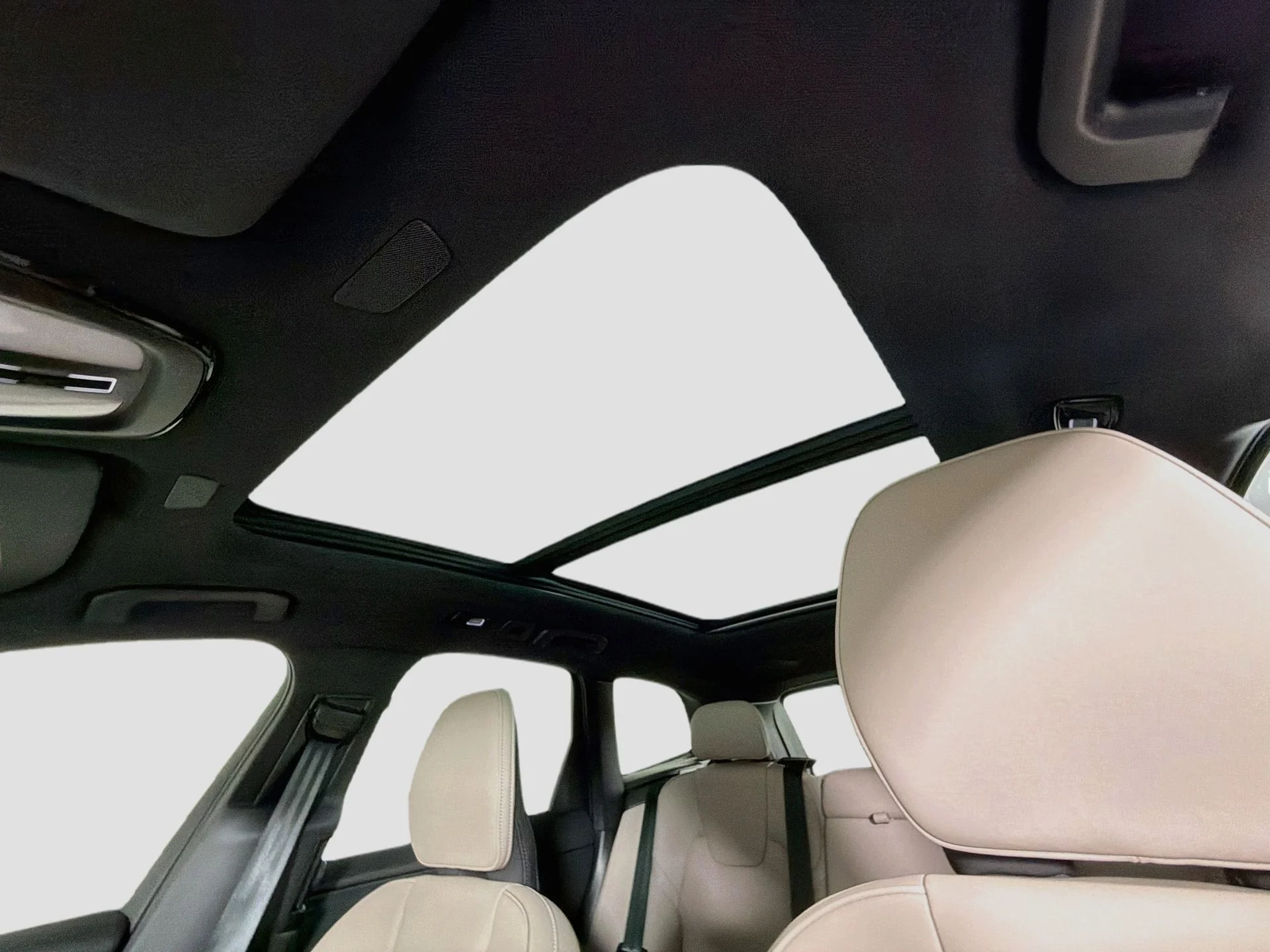 New 2026 Crystal White Volvo Plus image 22