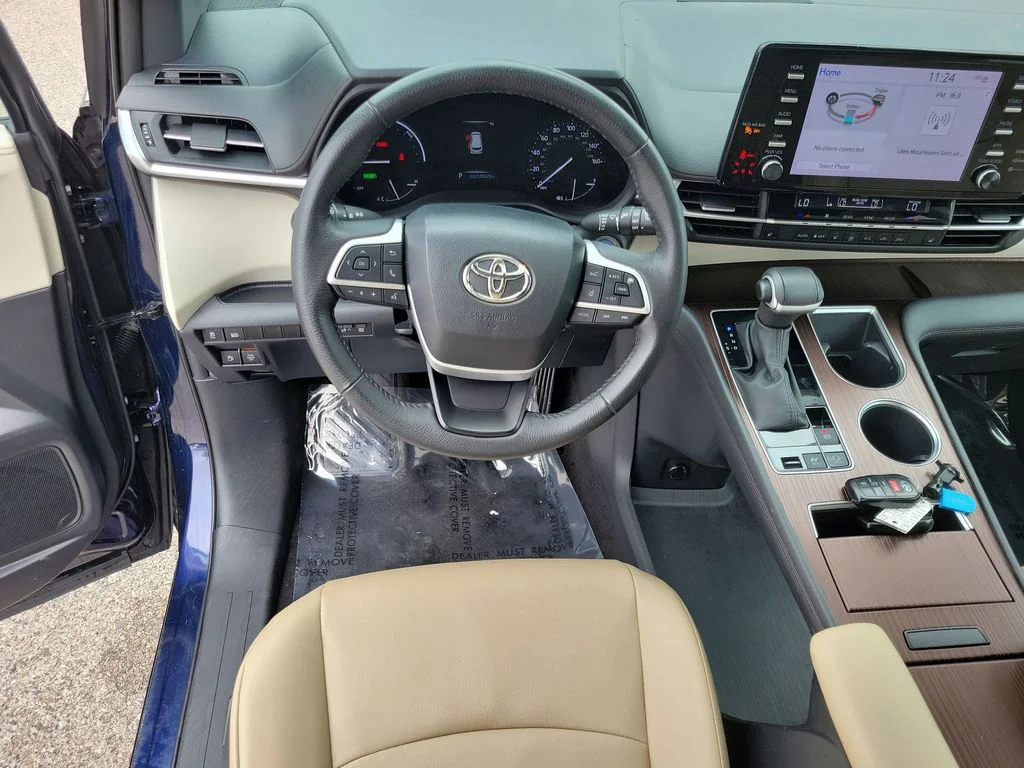 Used 2023  Toyota XLE image 13