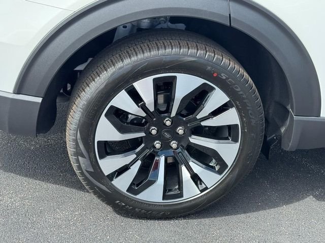 New 2026 Star White Metallic Tri-Coat Ford Platinum image 4