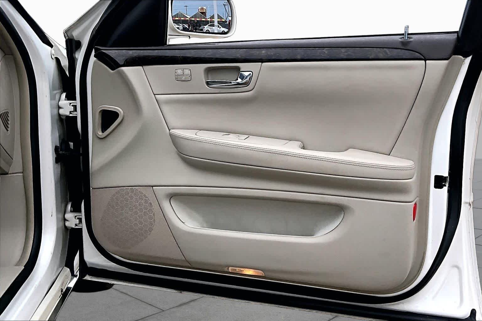 Used 2010 White Diamond Tricoat Cadillac w/1SC image 22