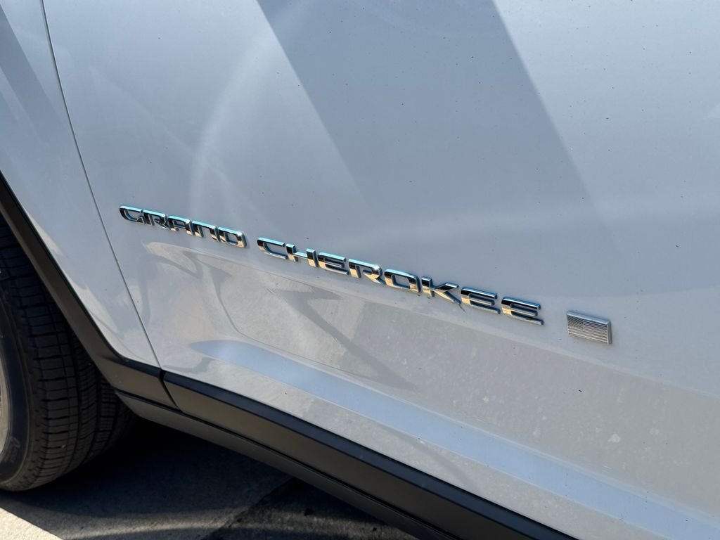 Used 2022 White Jeep 4xe image 8