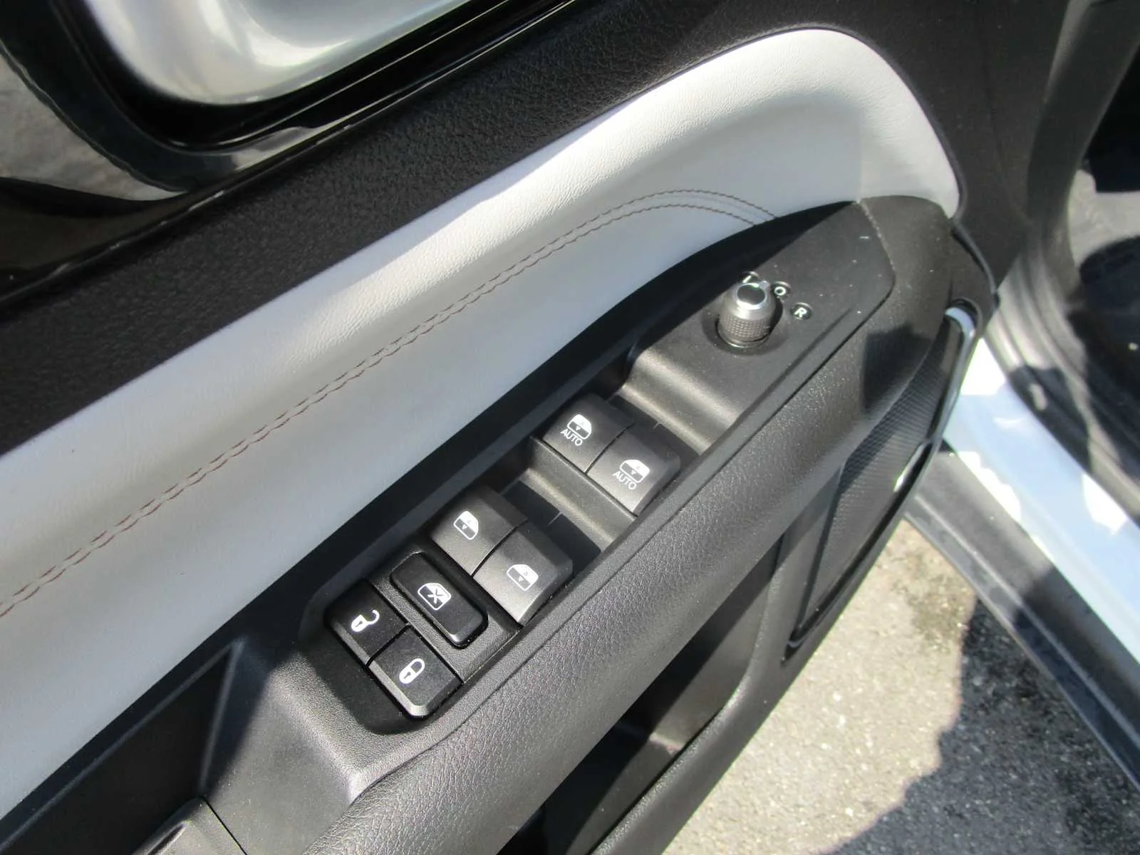 Used 2023 Bright White Clearcoat Jeep Limited image 13