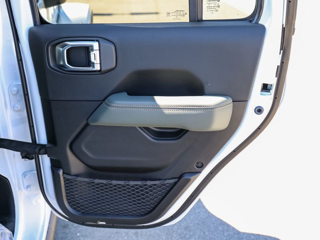 New 2026 Bright White Clear-Coat Exterior Paint Jeep Mojave image 17