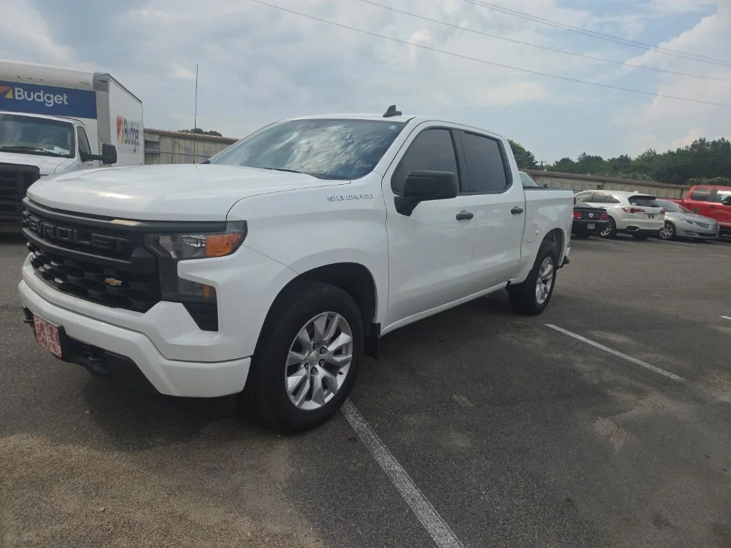 Used 2022 White Chevrolet Custom image 3