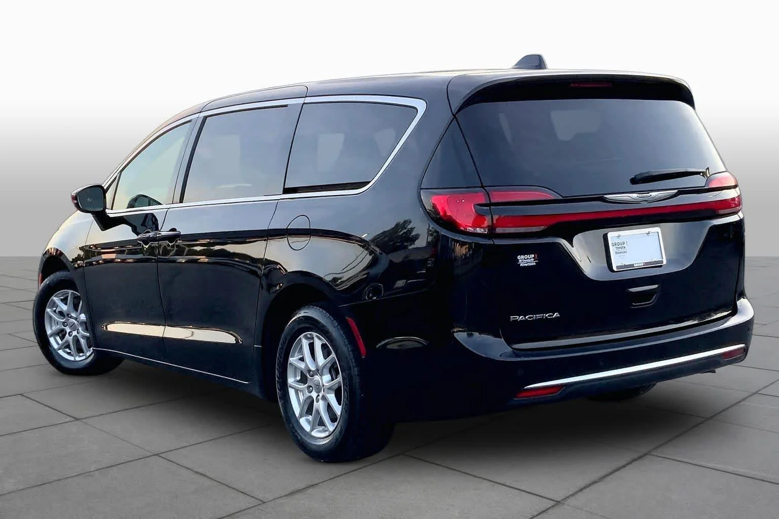 Used 2025 Diamond Black Crystal Pearlcoat Chrysler Select image 12