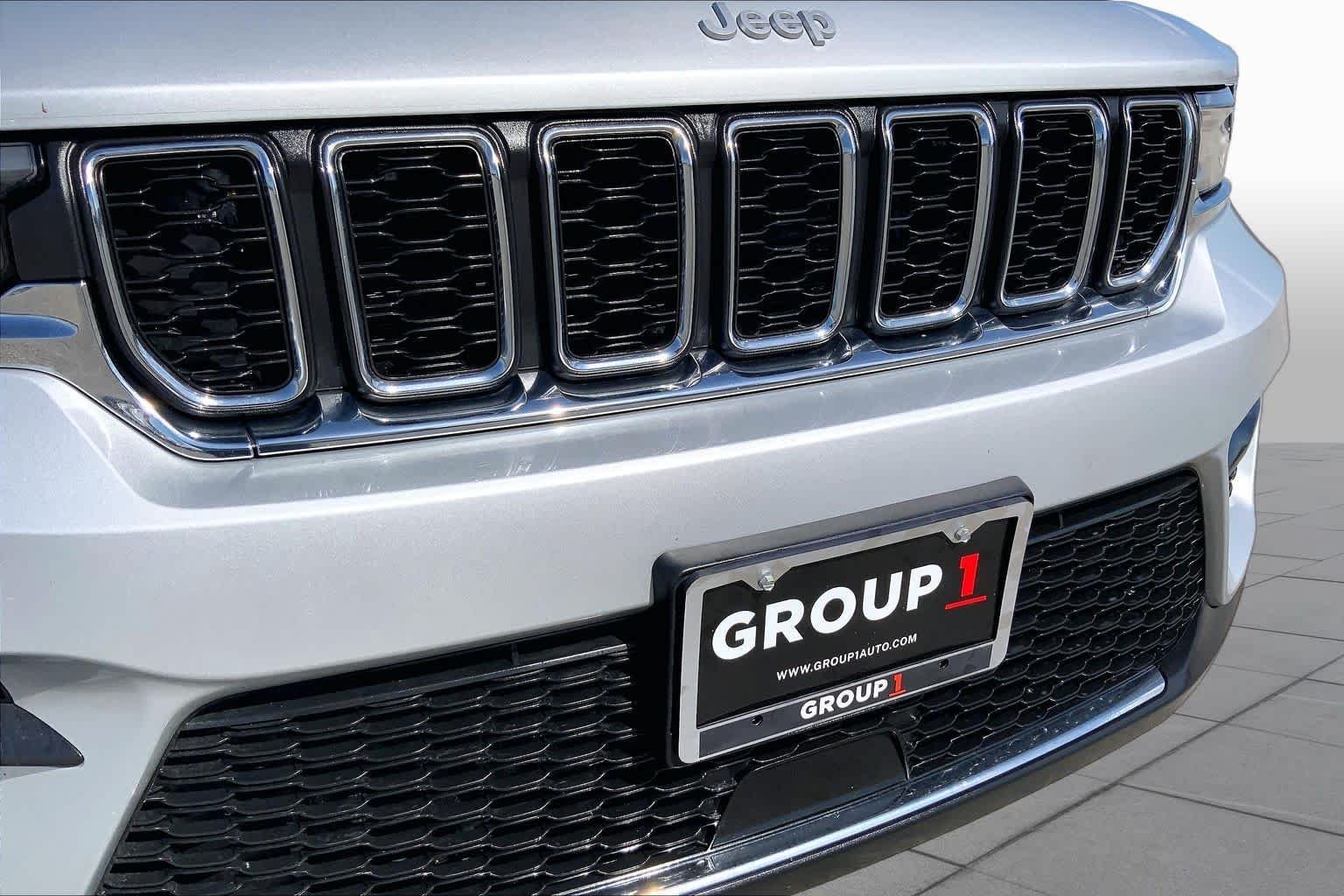 Used 2025 Silver Zynith Jeep Laredo image 29