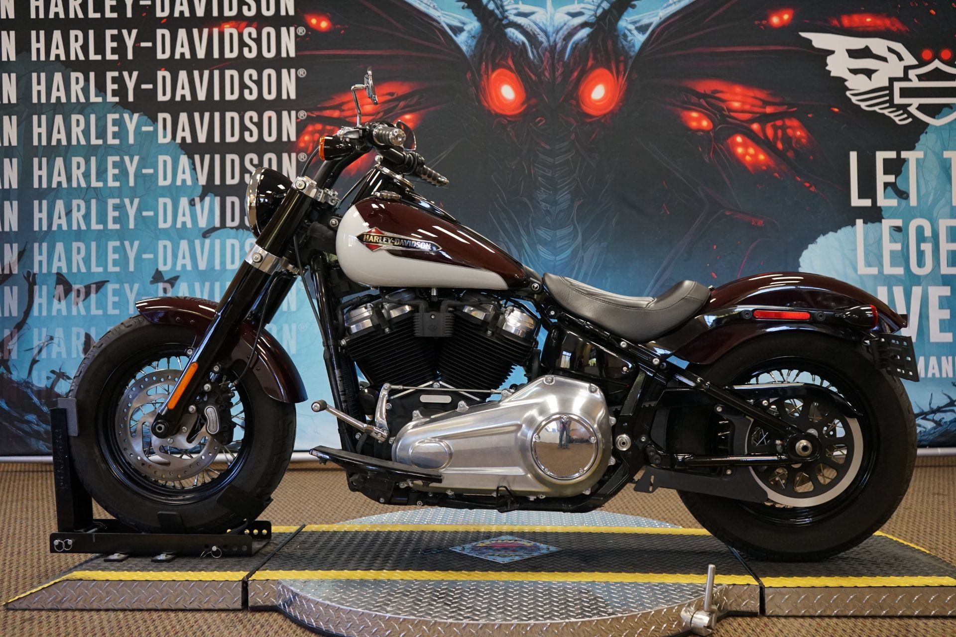 Used 2021 Midnight Crimson / Stone Washed White Pearl Harley-Davidson  image 5
