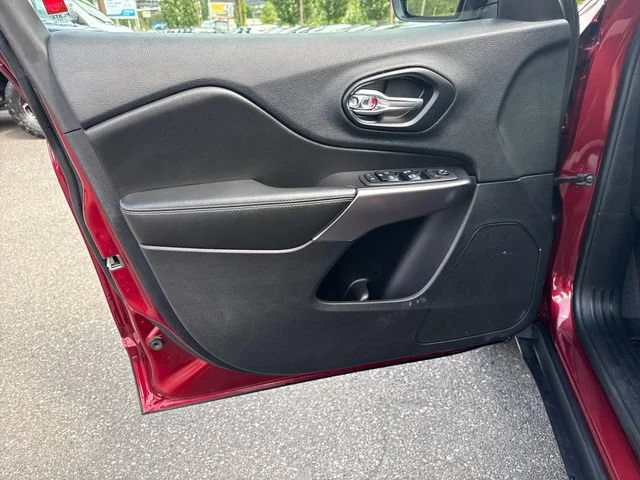 Used 2019 Velvet Red Pearlcoat Jeep Latitude Plus image 15