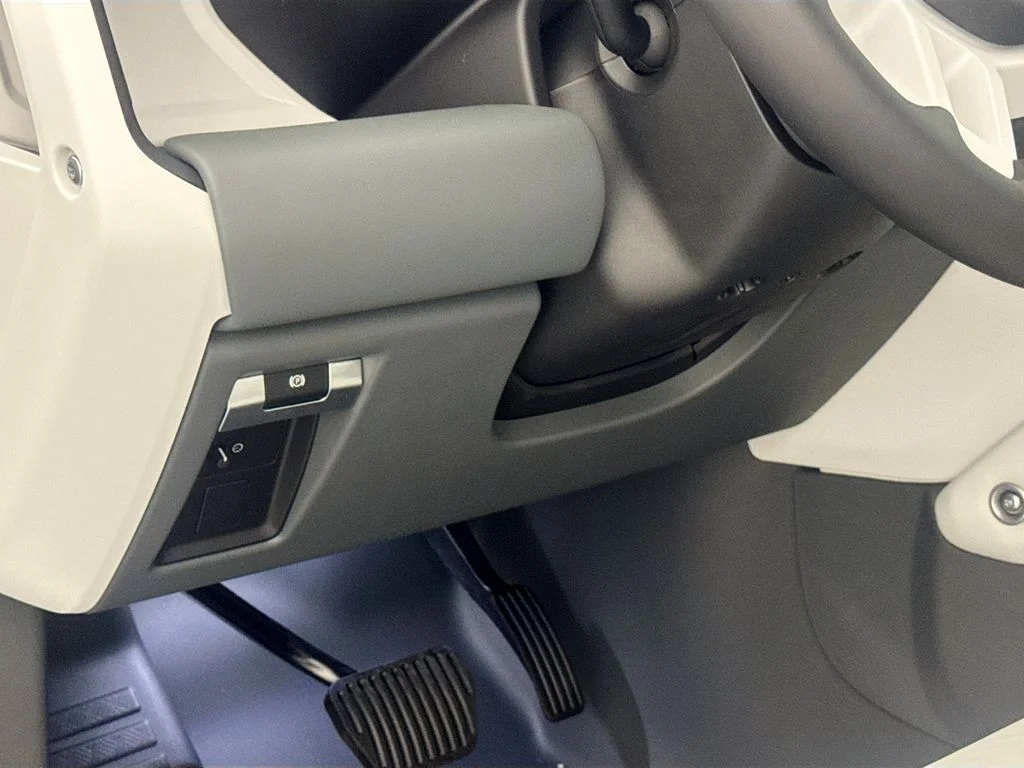 New 2026 Tasman Blue Land Rover X-Dynamic SE image 10