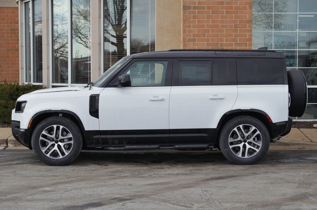Used 2026 White Land Rover X-Dynamic SE image 3