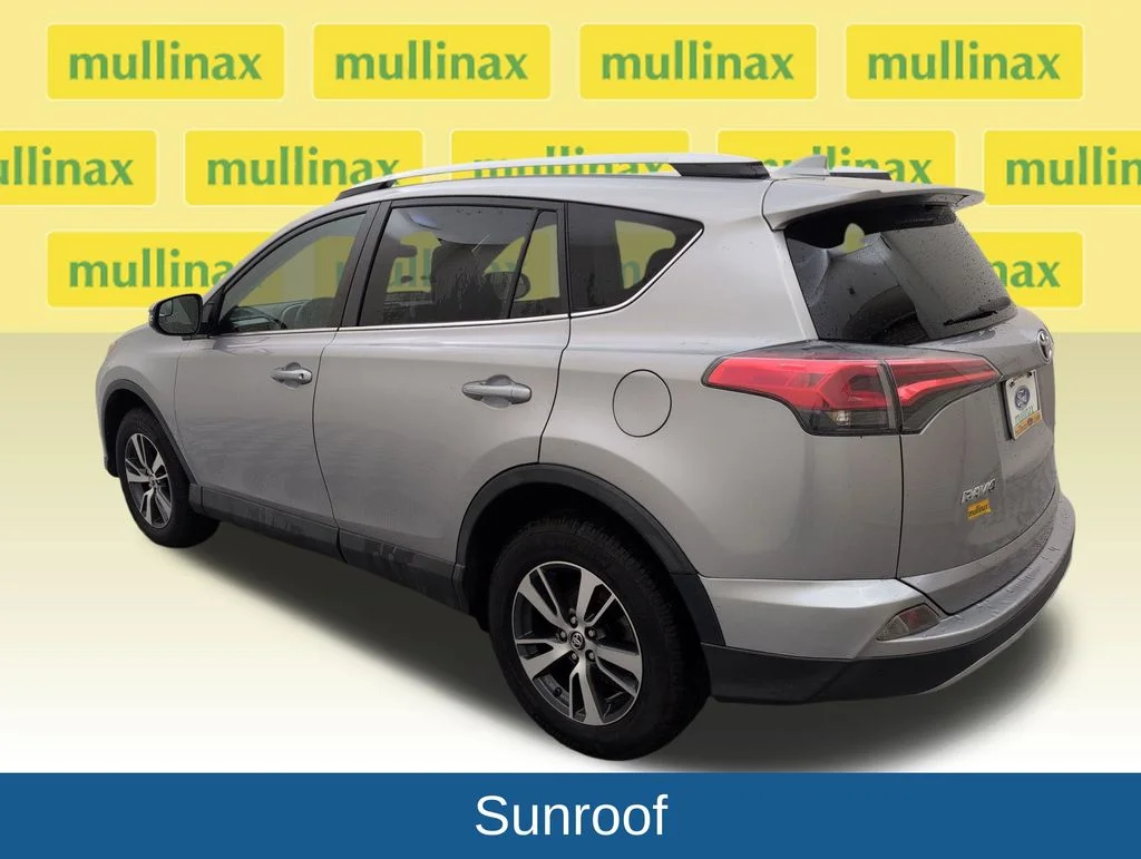 Used 2016 Silver Toyota XLE image 9