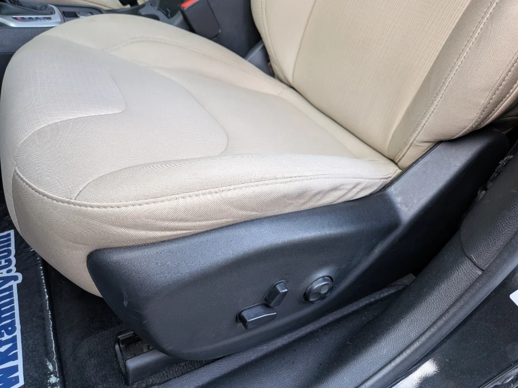 Used 2015 Brilliant Black Crystal Pearlcoat Jeep Latitude image 25