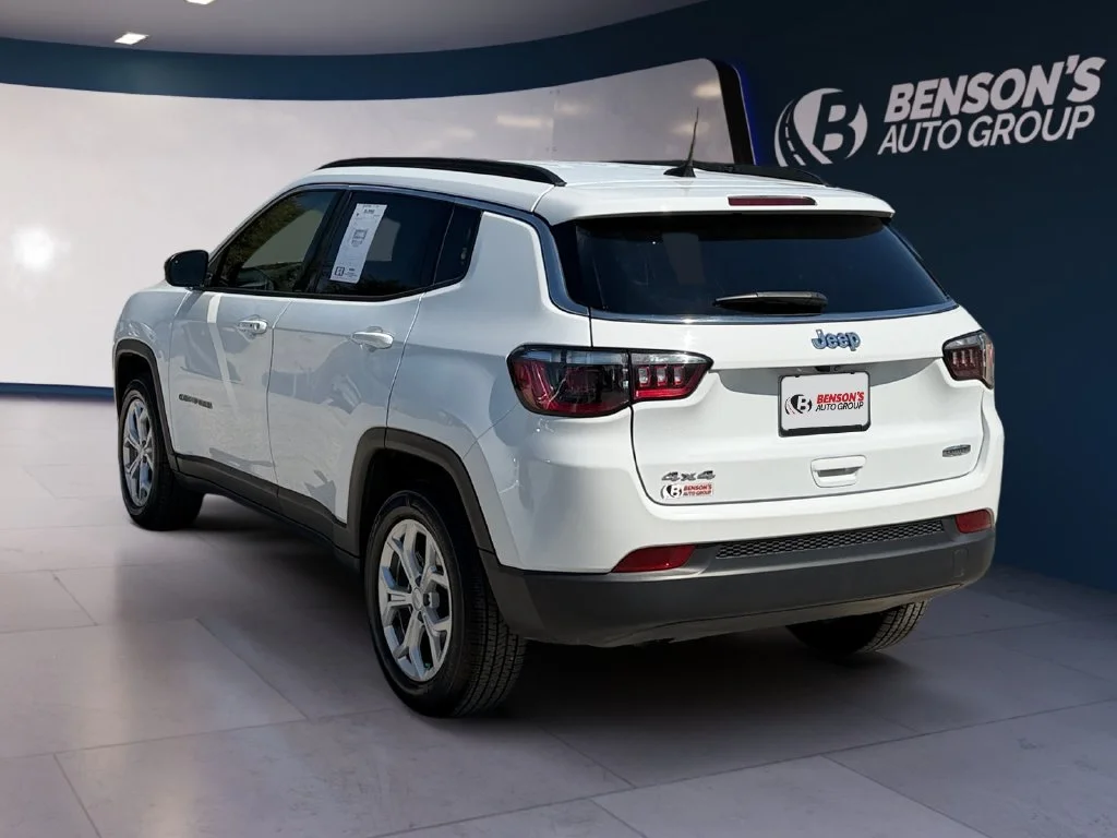 Used 2024 White Jeep Latitude image 3