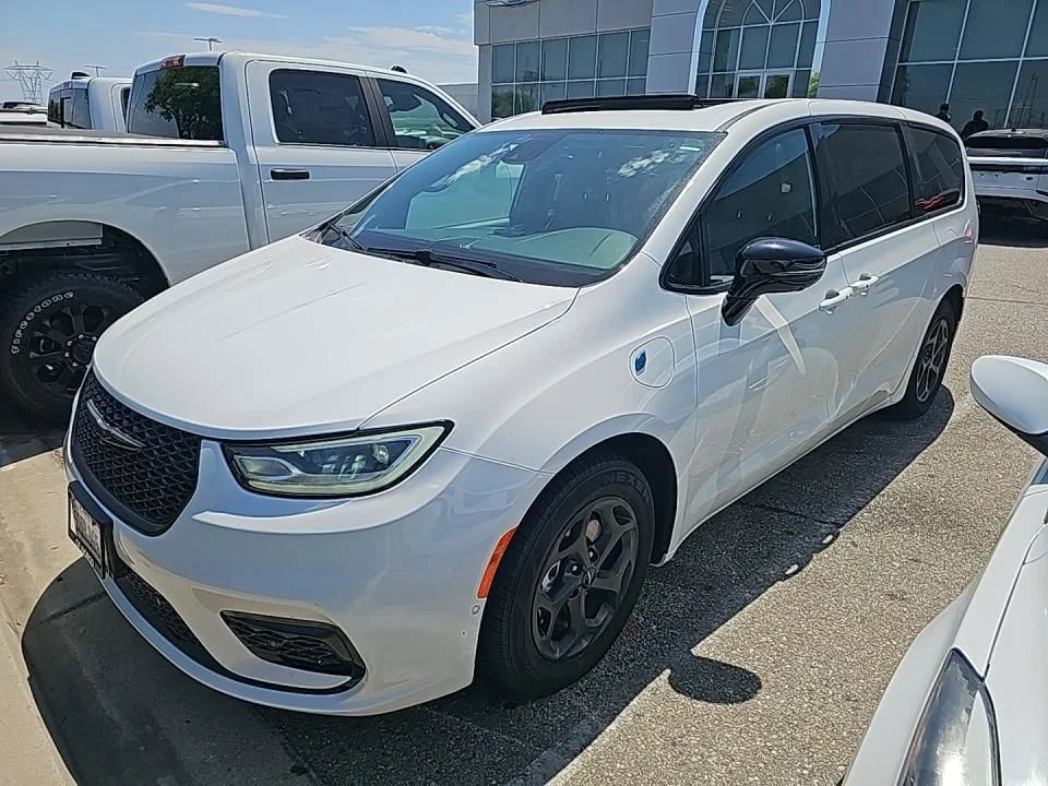Used 2023 White Chrysler Limited image 5