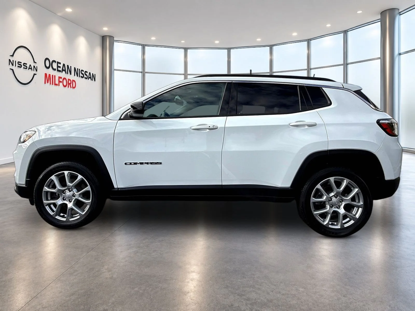 Used 2023 Bright White Clearcoat Jeep Latitude Lux image 8