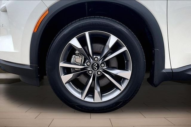 Used 2023 White INFINITI LUXE image 8