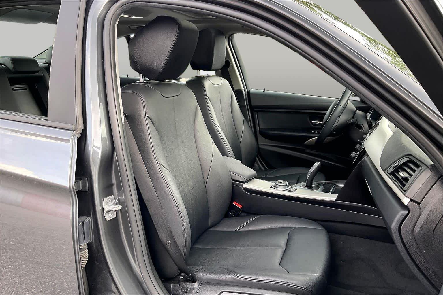 Used 2018 Mineral Gray Metallic BMW 320i xDrive image 8