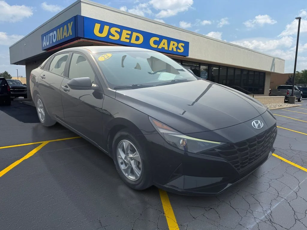 Used 2022 Phantom Black Hyundai SE image 4