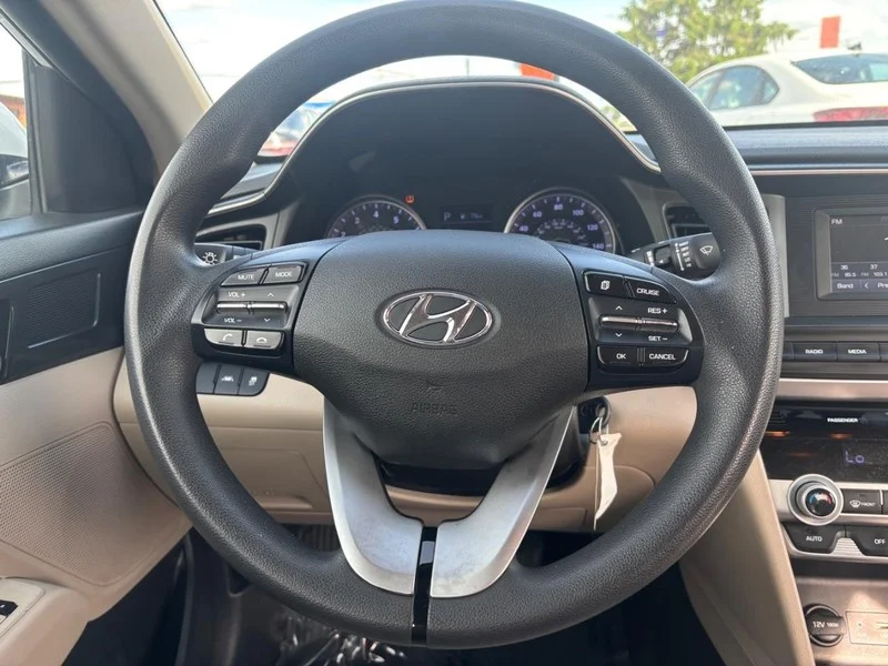 Used 2020 Quartz White Pearl Hyundai SE image 14