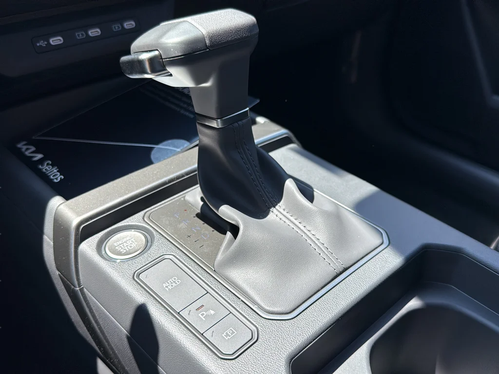 New 2027 Snow White Pearl Kia LX image 25
