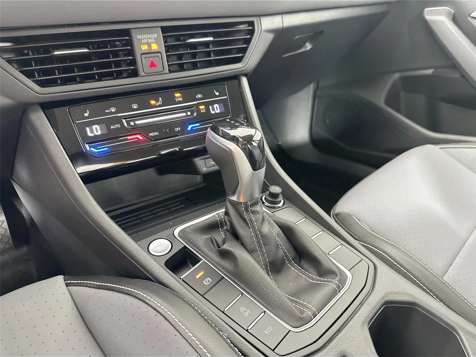 2025 Volkswagen Jetta SE - Photo 13