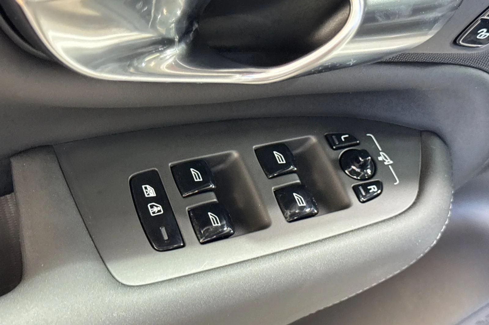 Certified Used 2025 Crystal White Pearl Volvo T8 (2025.5) Plus 7-Seater image 16