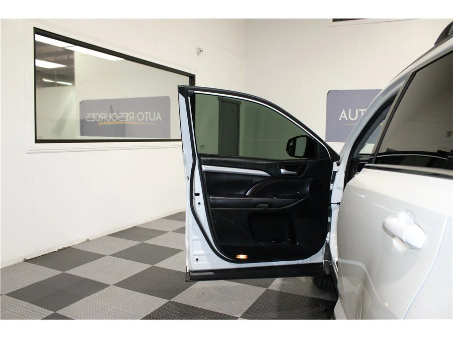 Used 2019 White Toyota XLE Sport Utility 4D image 11