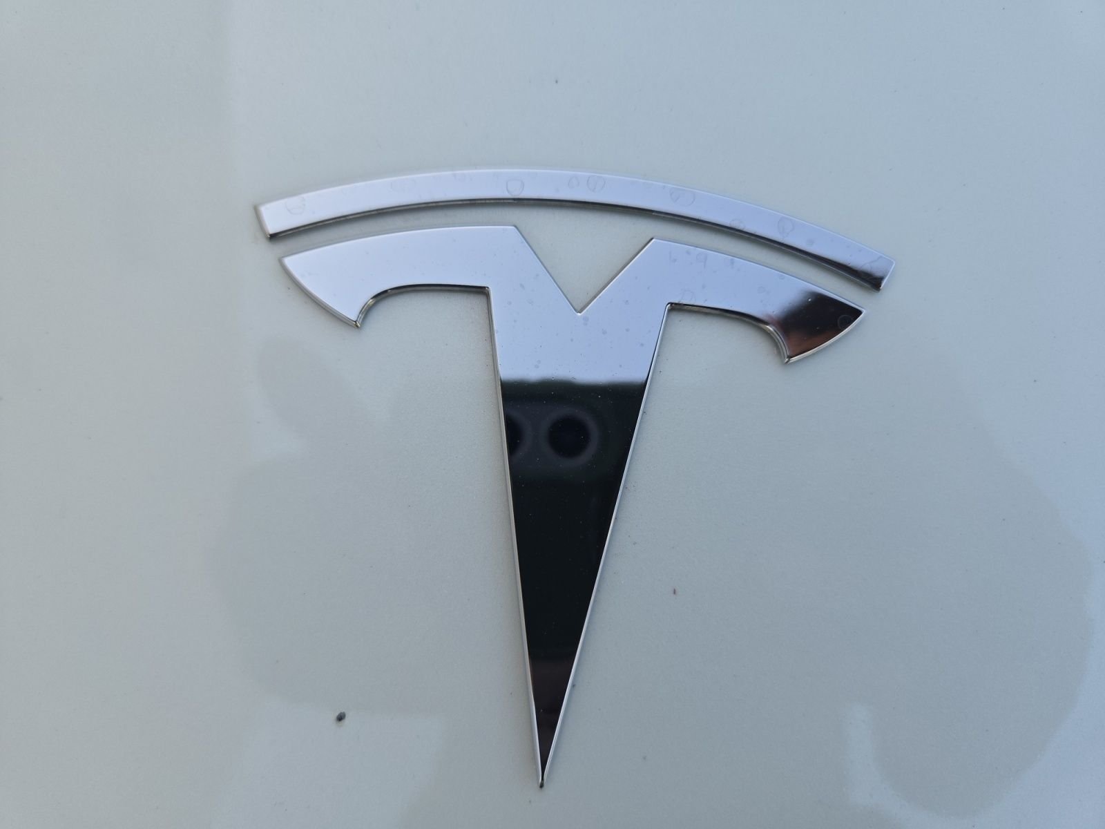 Used 2023 White Tesla Base image 9