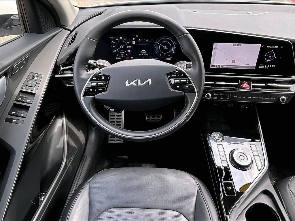 Used 2023 White Kia Wave image 17