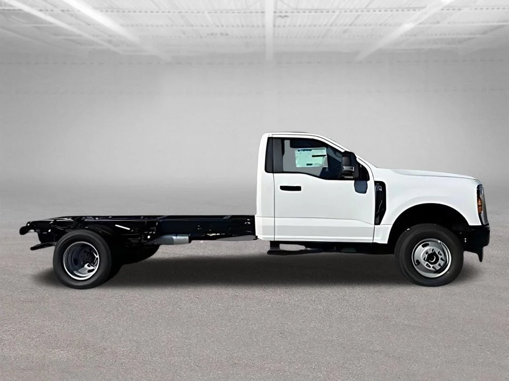 New 2026 Oxford White Ford F-350® XL image 5