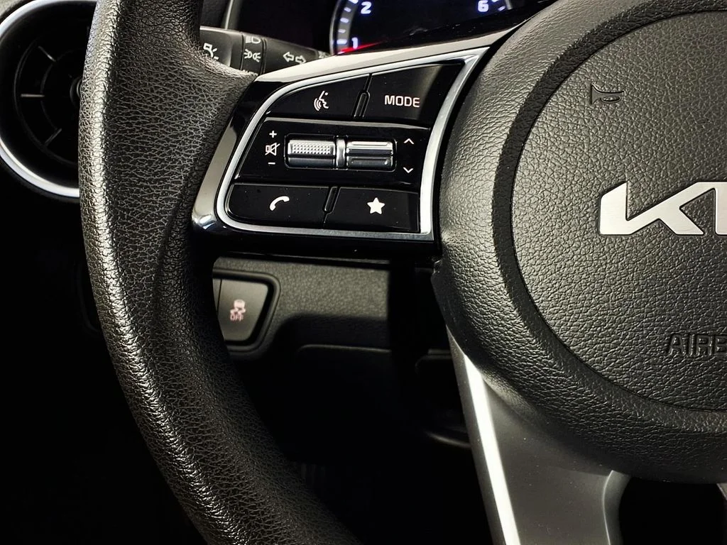 Used 2022 White Kia LXS image 18