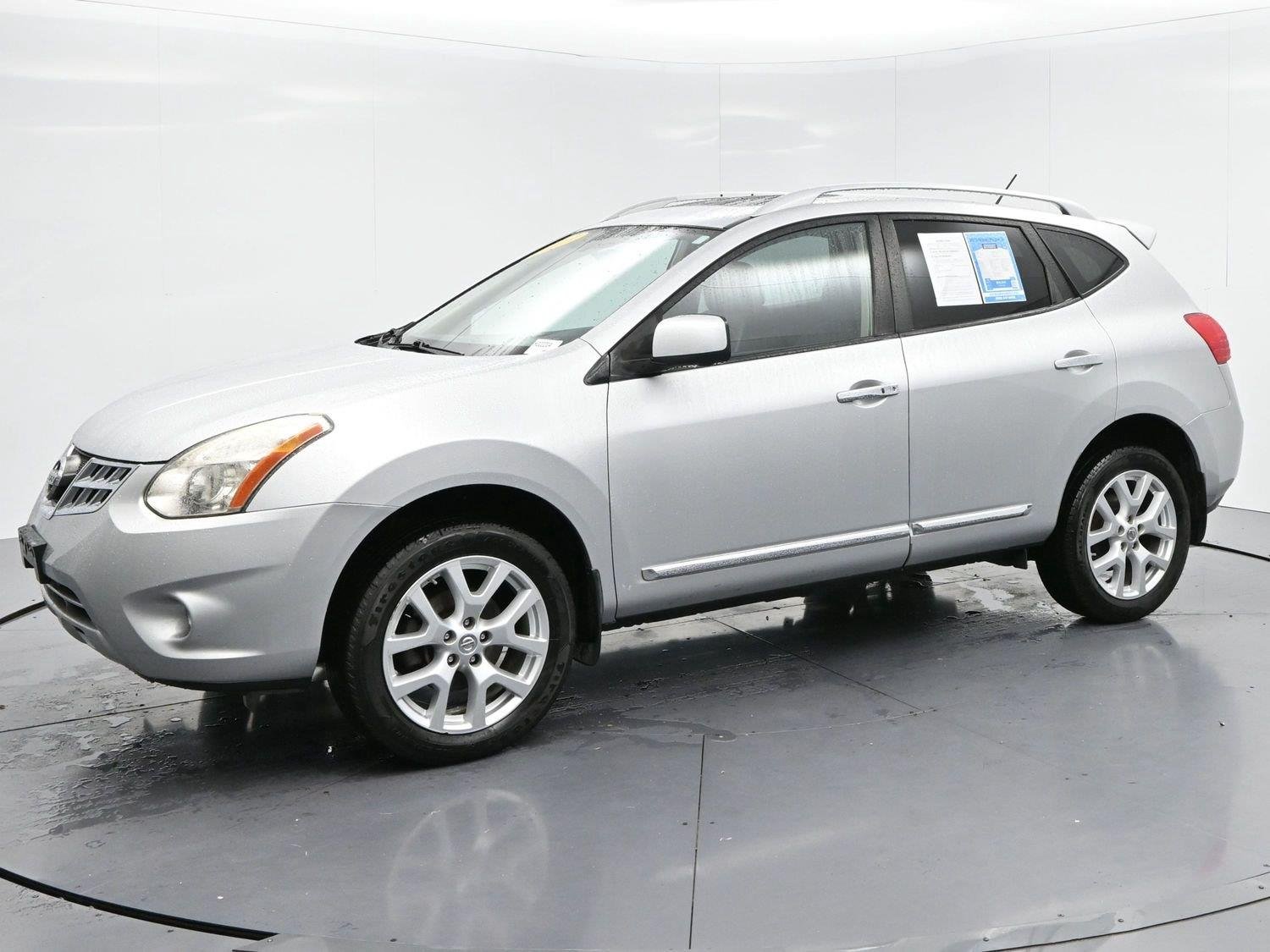 Used 2013 Brilliant Silver Nissan SL image 4