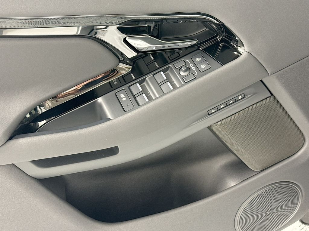 Used 2025 White Land Rover Dynamic image 18