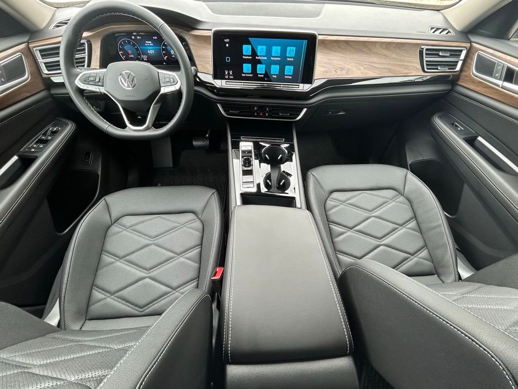 New 2026 White/off-white Volkswagen SE w/Technology image 9