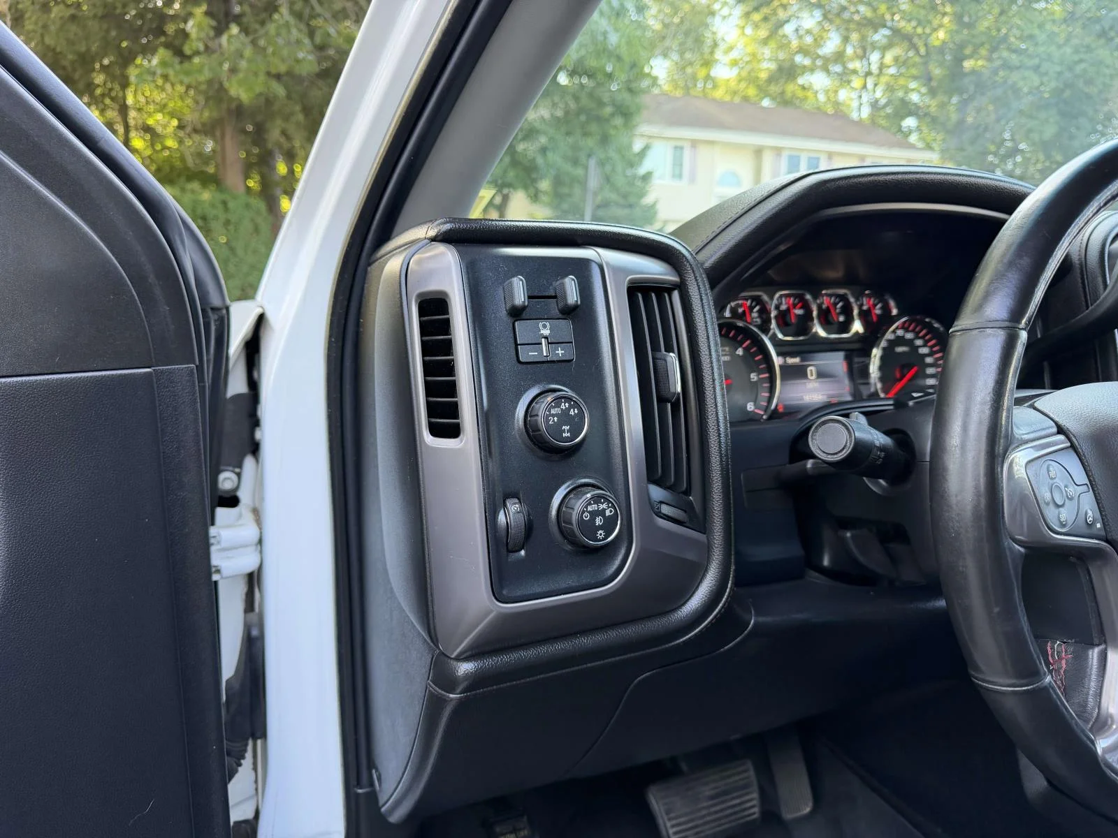 Used 2014 White GMC SLT image 29