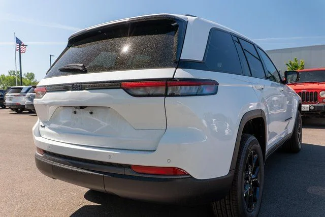 New 2026 Bright White Clear-Coat Exterior Paint Jeep Altitude image 5