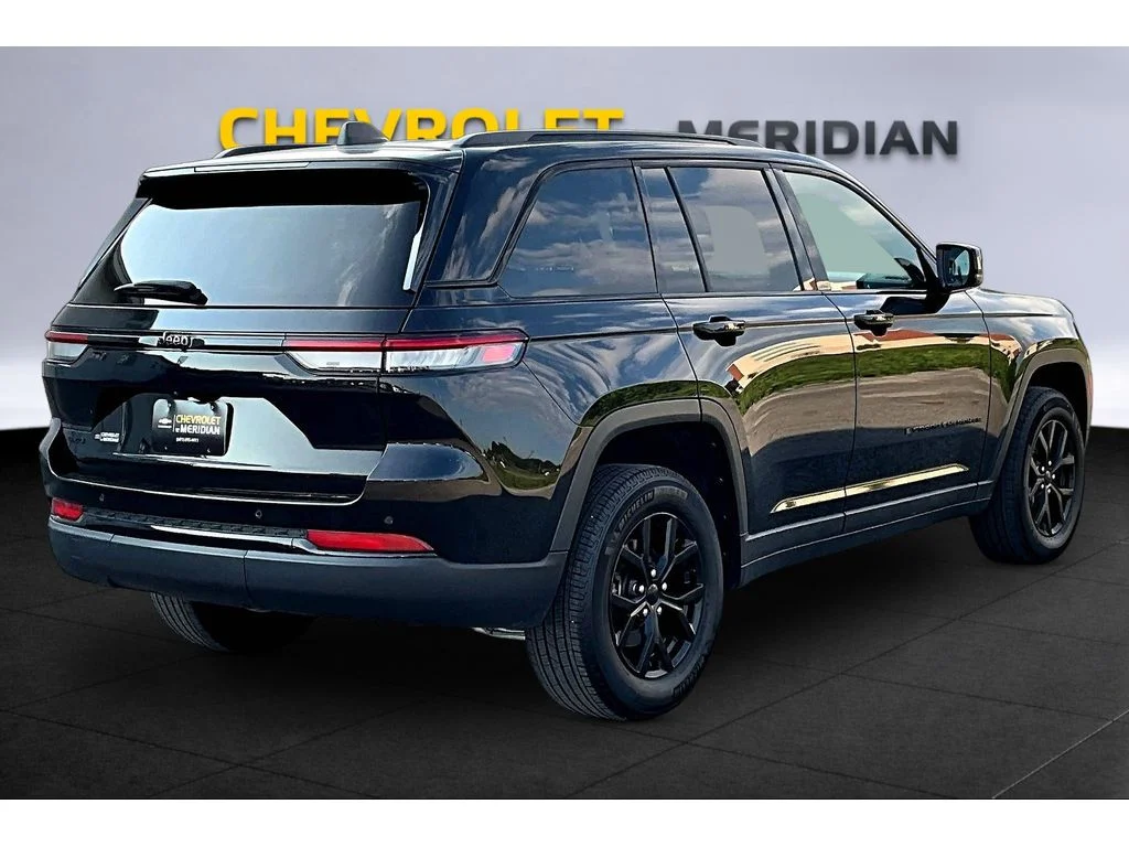 Used 2025  Jeep Altitude image 10