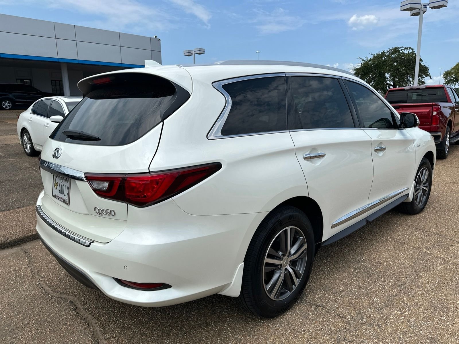 Used 2020 White INFINITI LUXE image 7
