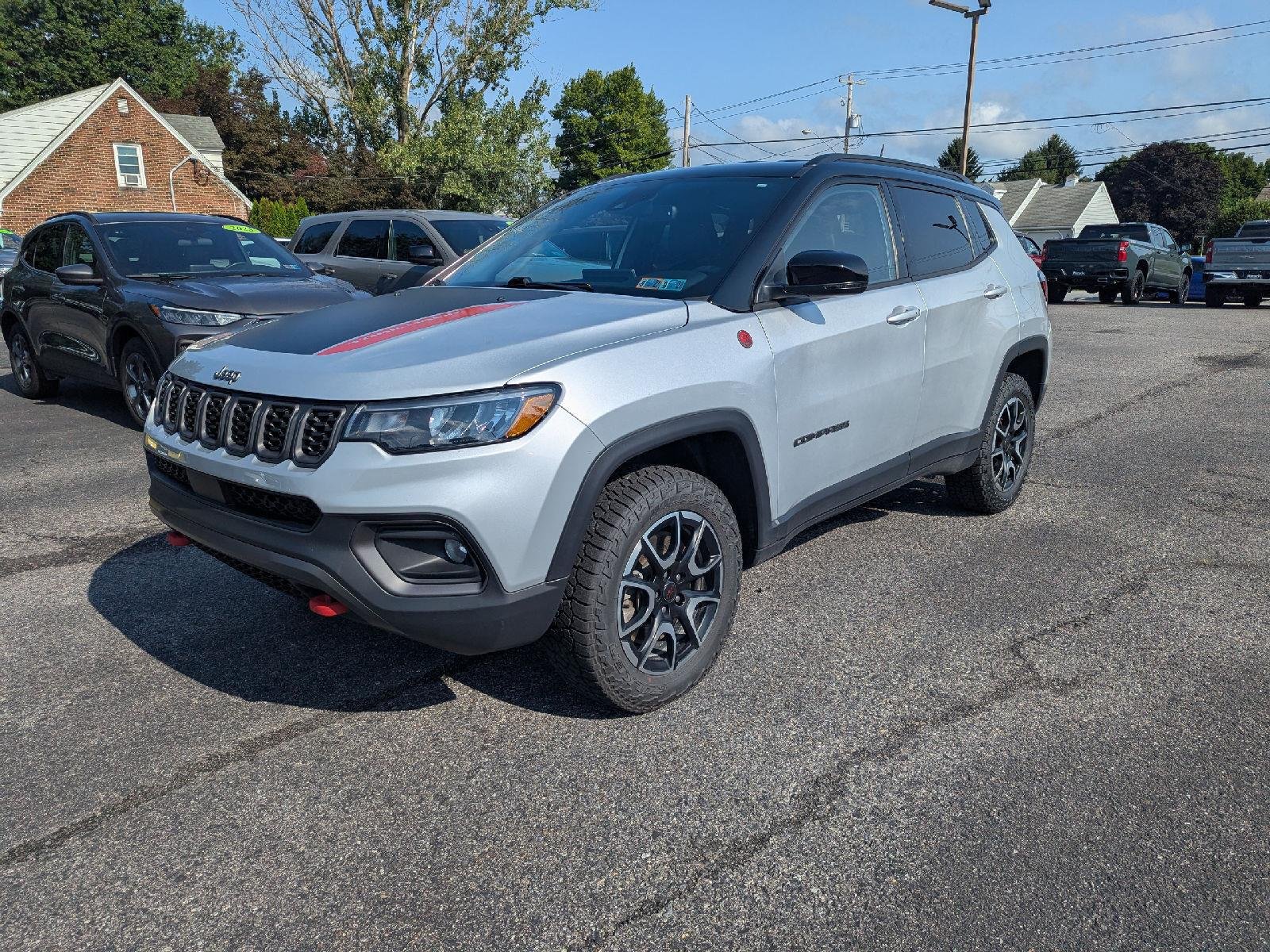 Used 2025 Silver Zynith Metallic Clearcoat Jeep Trailhawk image 3
