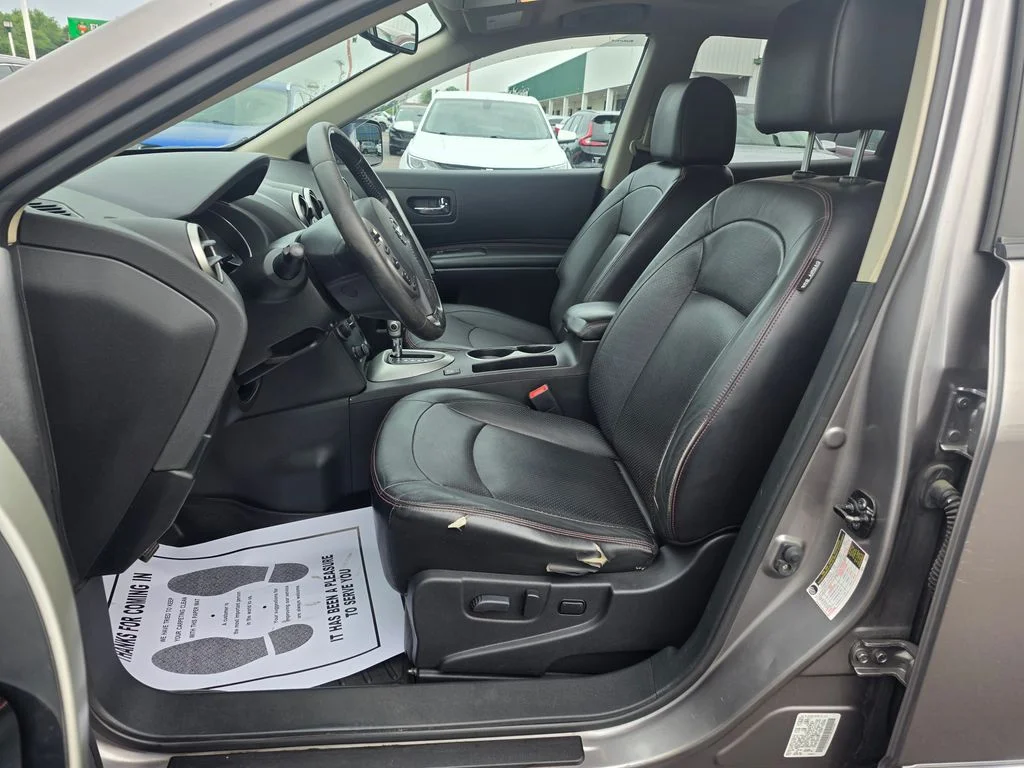 Used 2011 Platinum Graphite Nissan SV image 9