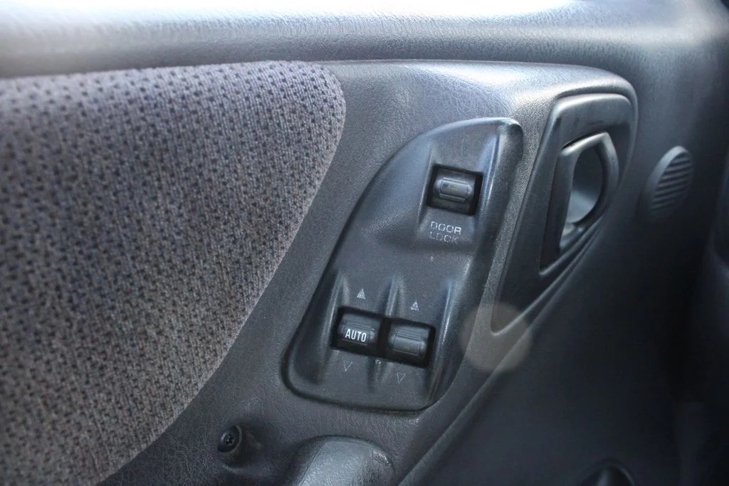 Used 2000 White Dodge Sport image 17