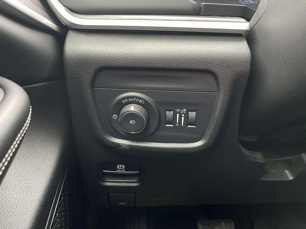 Used 2023 Silver Zynith Jeep Limited image 20