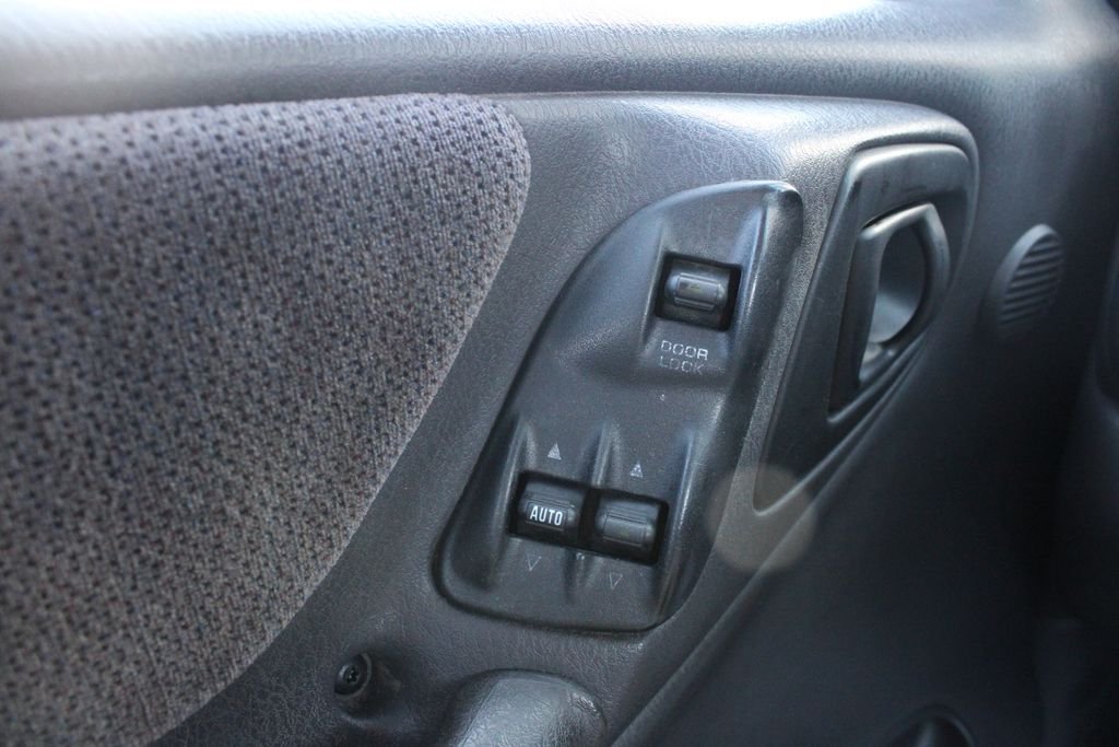 Used 2000 White Dodge Sport image 17