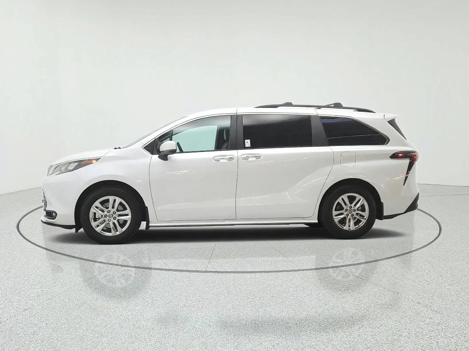 Used 2025 Wind Chill Pearl Toyota XLE AWD 7-Passenger (Natl) image 8